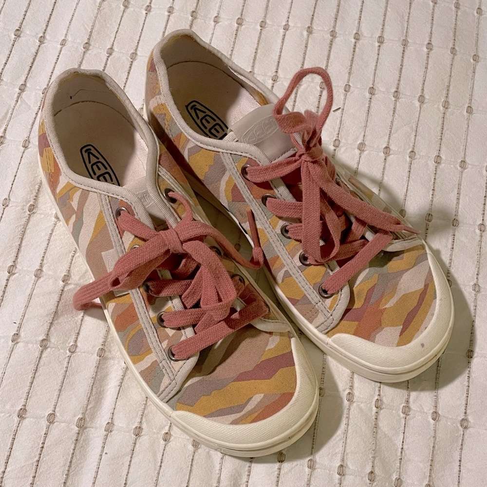 Keen size 8 Camo Tennis